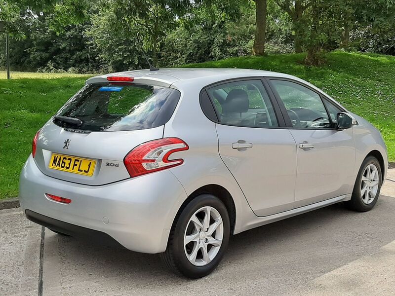PEUGEOT 208