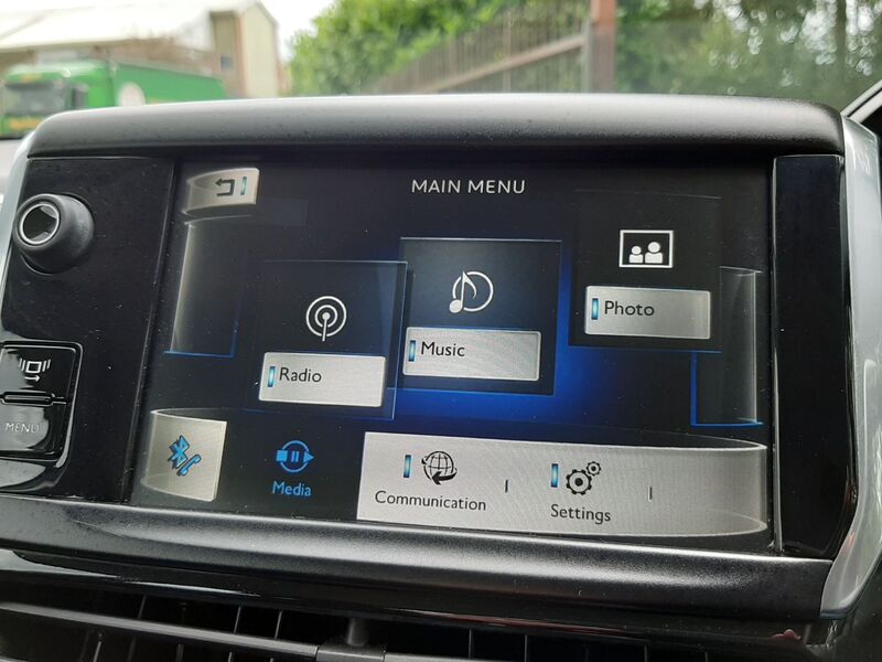 PEUGEOT 208