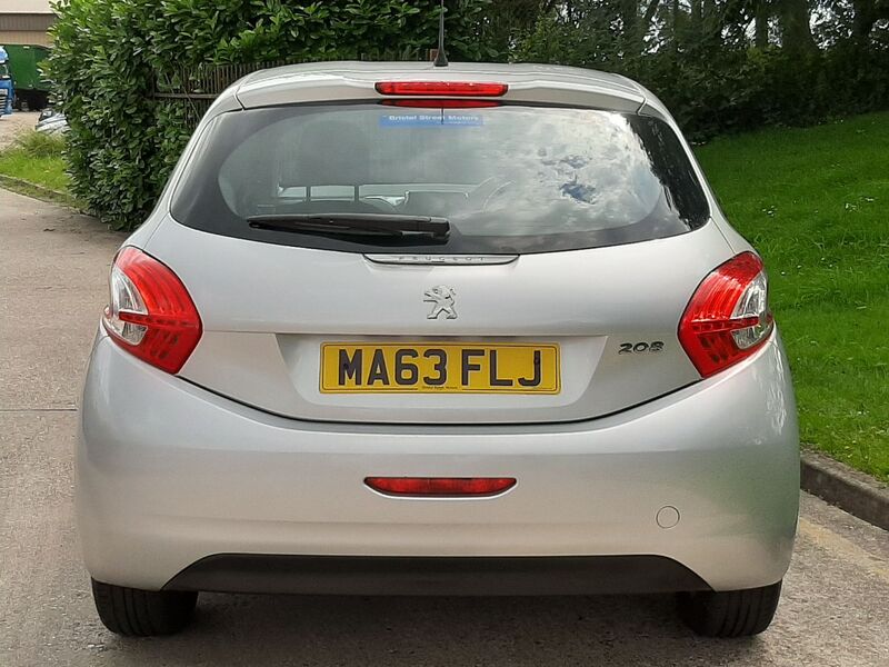 PEUGEOT 208
