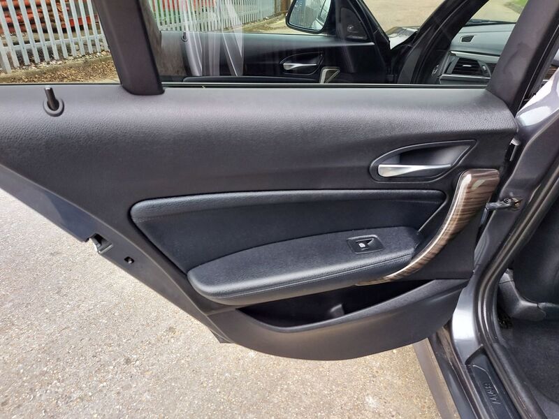 BMW 1 SERIES